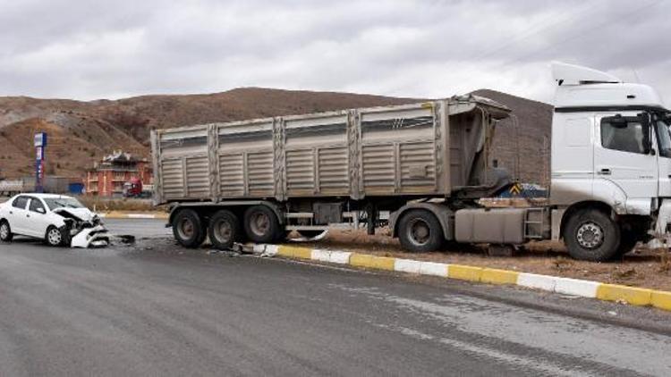 Sivasta otomobil TIRla çarpıştı: 5 yaralı