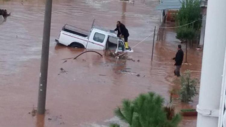 Mersinde araçlar sele kapıldı