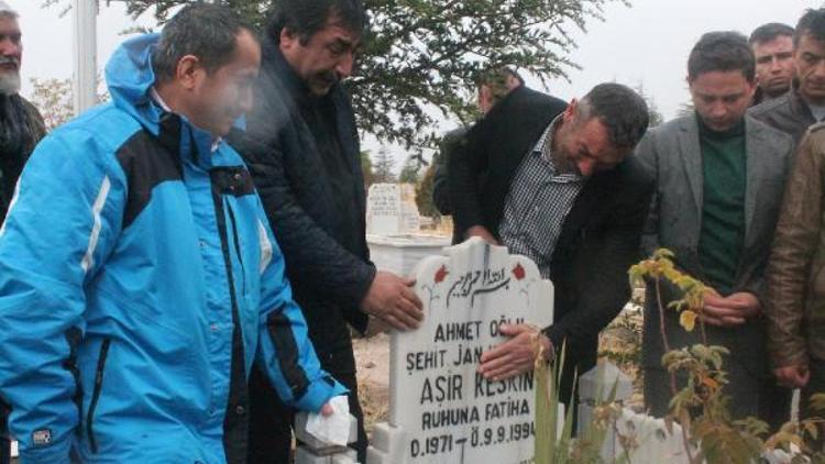 23 yıl sonra şehit arkadaşlarının mezarını ziyaret ettiler