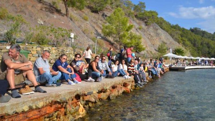 Göcekte karton tekneler yarıştı