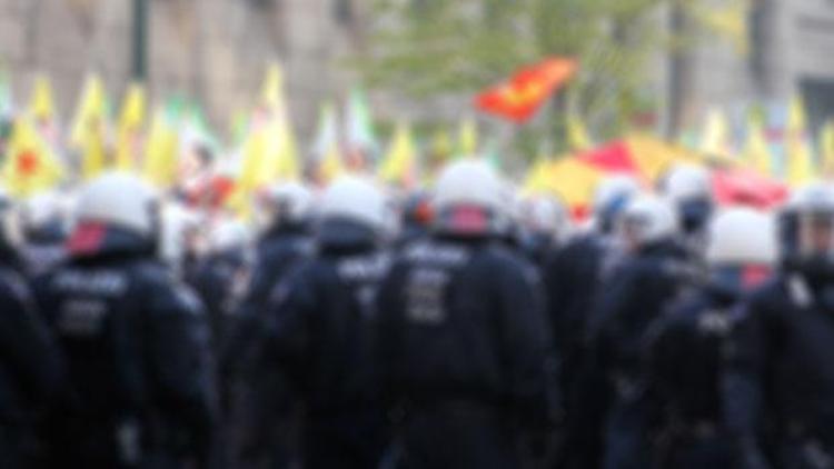 Düsseldorf esnafı gösteriye isyan etti