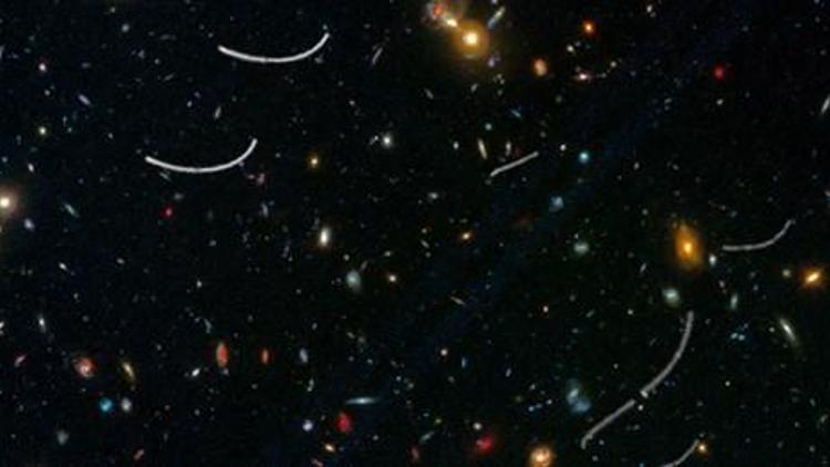 Hubble Teleskobunun galaksi tuvalinde asteroid lekeleri