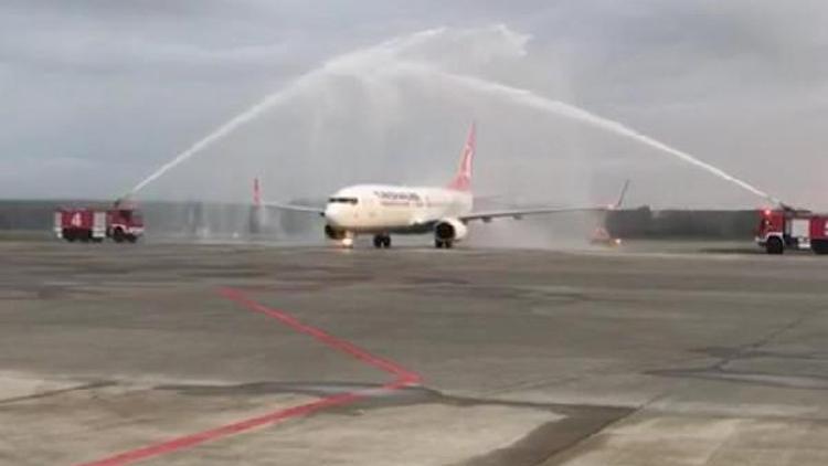 Yenilenen Çarşamba Havalimanına inen ilk uçak su takı ile karşılandı