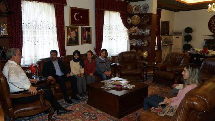 İstiklal ortaokulu yönetici ve öğrencilerinden Ünver’e teşekkür ziyareti