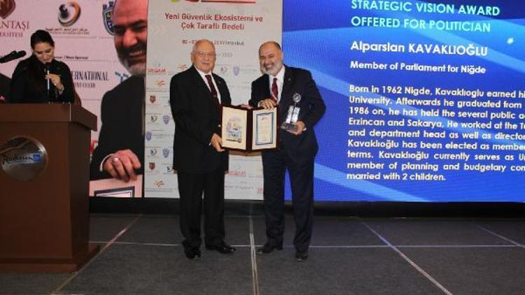 Kavaklıoğlu’na, stratejik vizyon sahibi siyasetçi ödülü