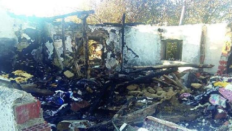 Tekirdağ Büyükşehir Belediyesinden evi yanan aileye destek
