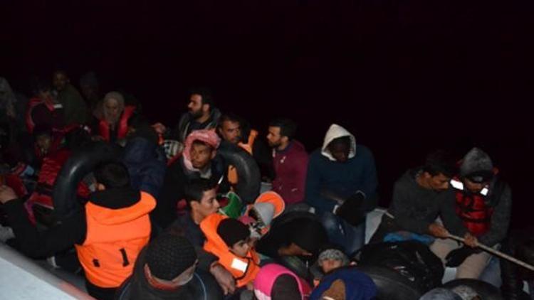 İzmirde denize atlayan 2 kaçak kurtarıldı / Fotoğraf