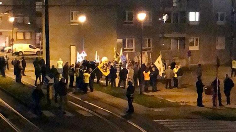 Irkçı milletvekilleri camiyi protesto etti