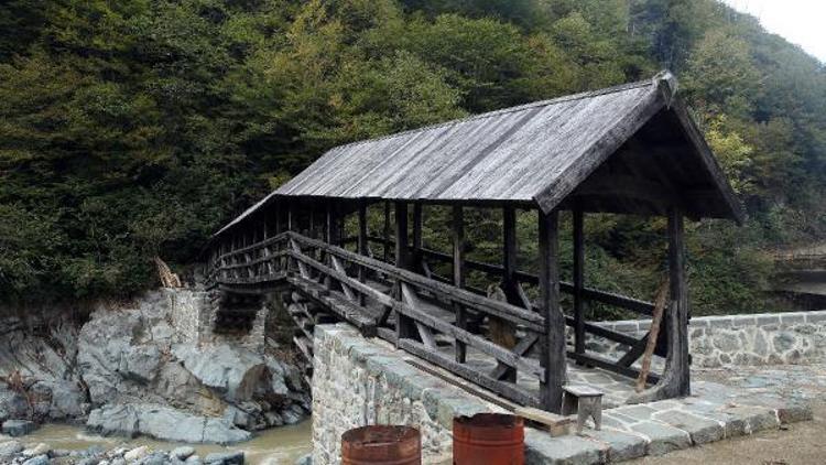 Rize’de yağmurdan korumak için köprünün üzeri kapatıldı