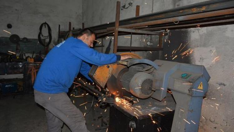 İki kuzen cami kapılarını ücretsiz yeniliyor