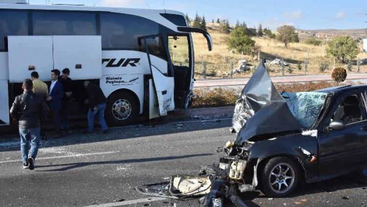 Yolcu otobüsü, ters yöne giren otomobille çarpıştı: 2 yaralı