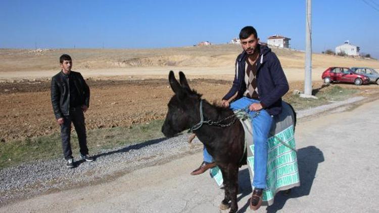 Akaryakıt zammı otomobilden indirip eşeğe bindirdi