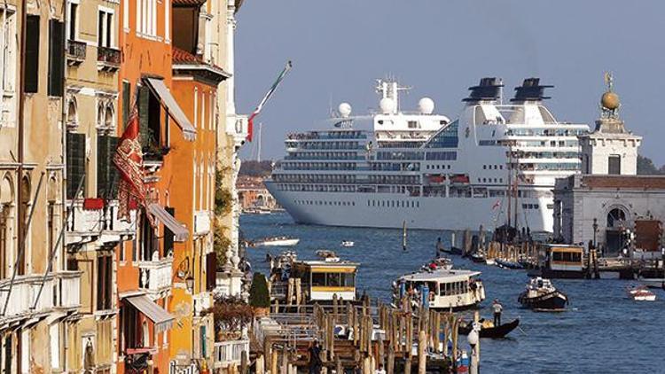 Venedikte dev gemi yasağı
