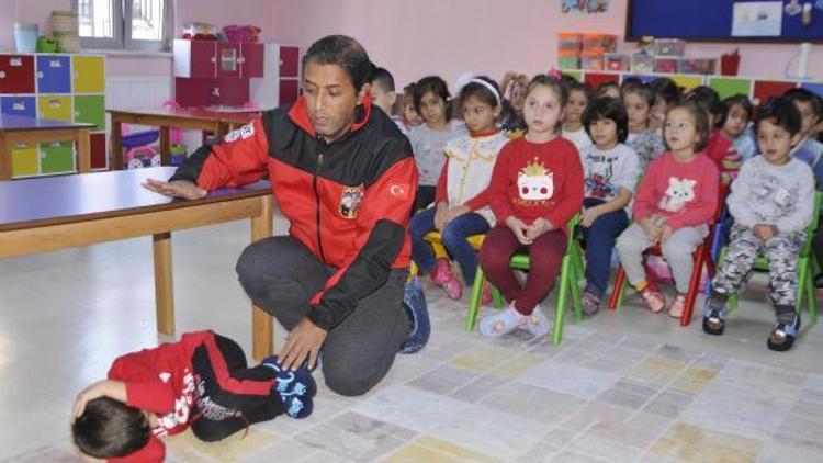 AKUT, anaokulu öğrencilerine depremde hayatta kalmayı anlattı