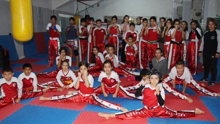 Geleceğin kick boks şampiyonlarını yetiştiriyor