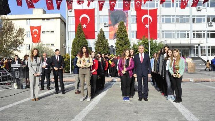 Kurtuluş kupası yarışmalarında derece alan öğrenciler ödüllerini aldı