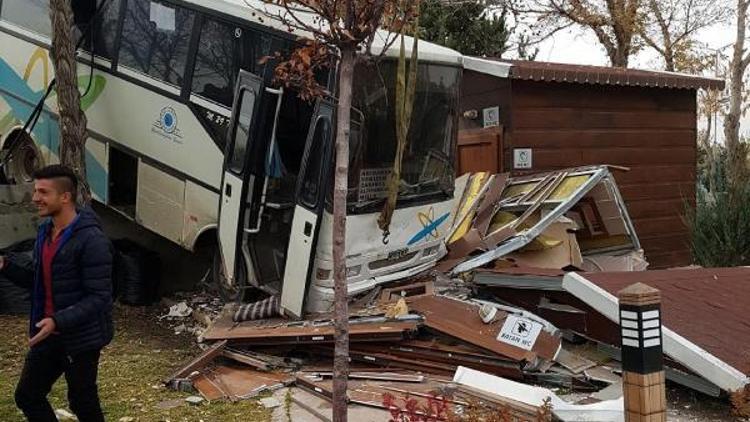 Midibüsün çarptığı kadınlar tuvaleti yıkıldı