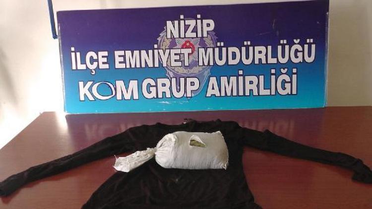 Nizip’te otomobildeki 1 kilo esrara 3 gözaltı