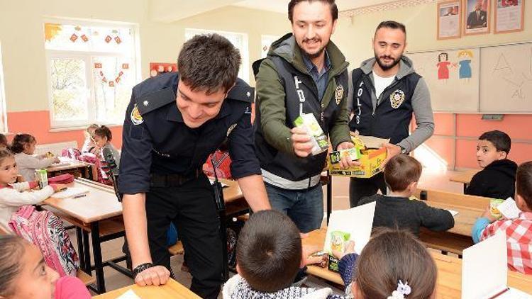 Çatak polisinden öğrencilere kek, çikolata ve meyve suyu