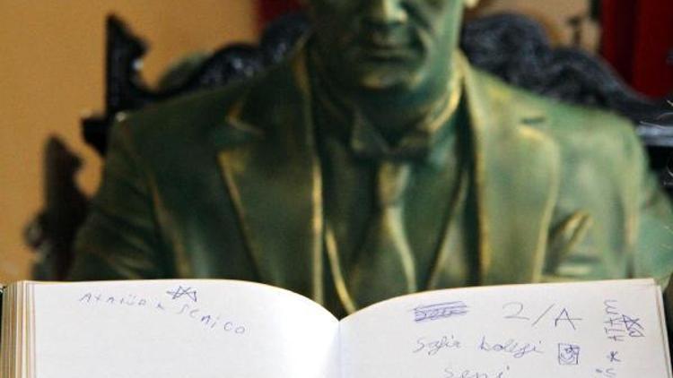 Atatürk sevgisini anı defterine kalp çizerek anlattı