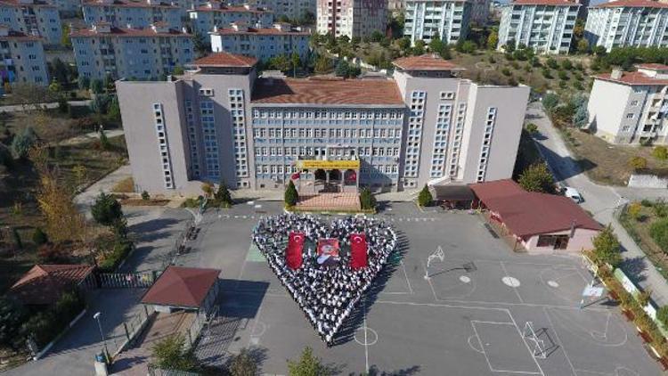 613 öğrenci, kalp figürü oluşturarak Atatürkü andı
