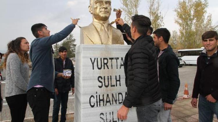 Vartoda lise öğrencileri Atatürk büstlerine bakım yaptı