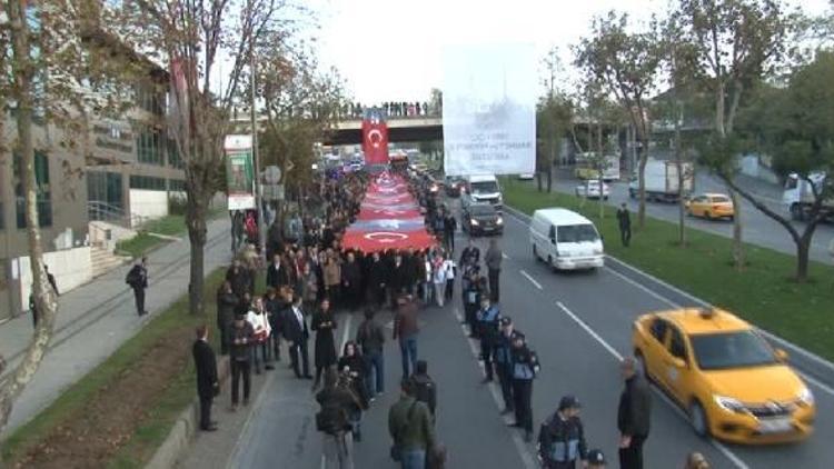 Beşiktaşta dev Türk bayrağıyla saygı yürüyüşü