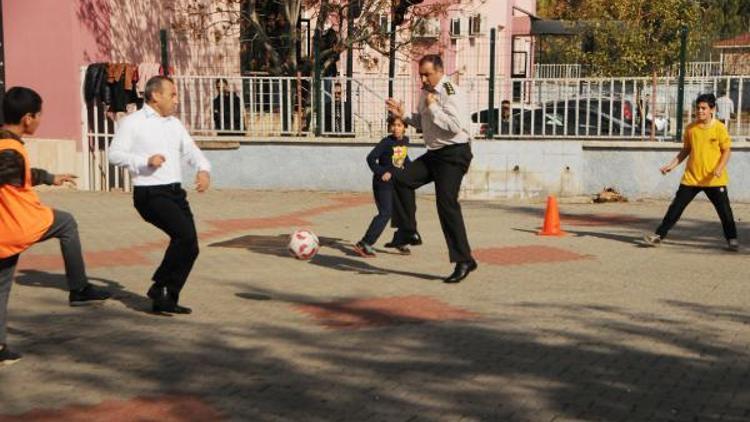 Tunceli protokolü, anma töreninin ardından öğrencilerle futbol maçı yaptı