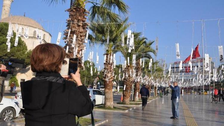 Aydında Atatürkün sözlerinin yazdığı 3 bin kitap ayracı meydana asıldı