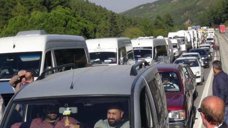 Manisadan İzmire yolcu taşıyan servisçilerden mücavir alan tepkisi