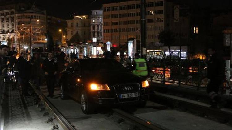 Karaköyde otomobil tramvay yoluna girdi (Geniş haber)