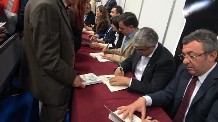 CHPli milletvekilleri, Enis Berberoğlunun cezaevinde yazdığı kitabı imzaladı