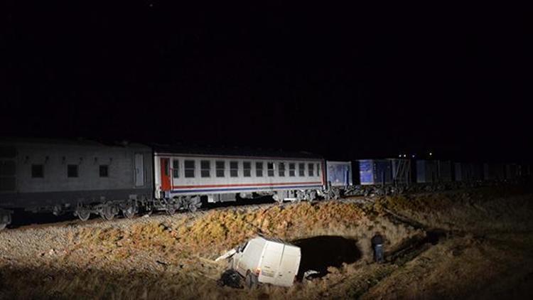 Tren minibüse çarptı: Ölü ve yaralılar var