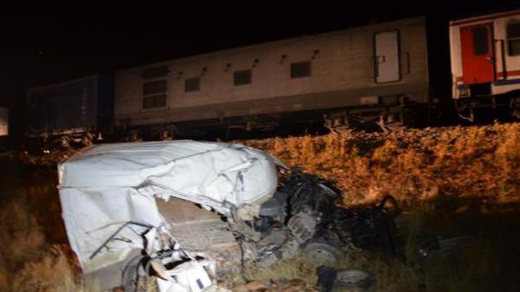 Tren, hemzemin geçitte minibüse çarptı: 2 ölü, 2 yaralı