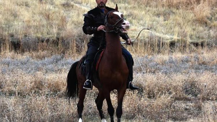 Karakoyunlu Türkmenleri, gelenekleri yaşatmak için ok atıp, at binmeyi öğretiyor