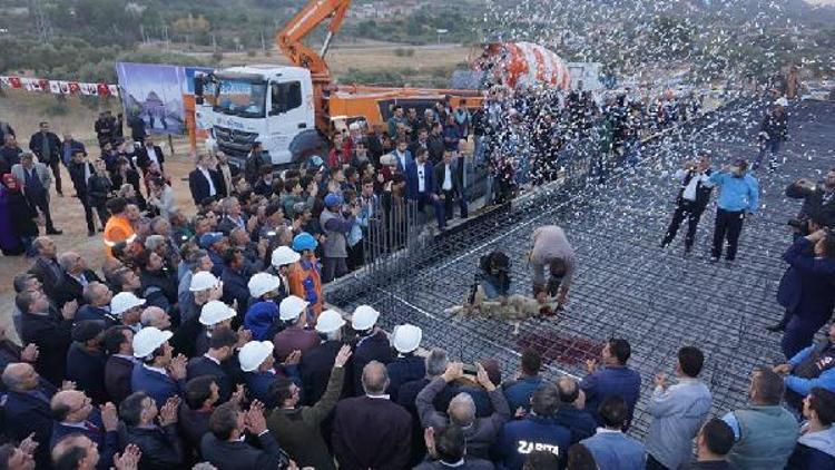 Kemalpaşanın en büyük camisi için ilk harç döküldü