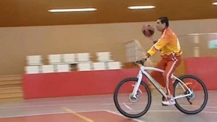 Türkmenistan Cumhurbaşkanı bisiklete binip basket attı