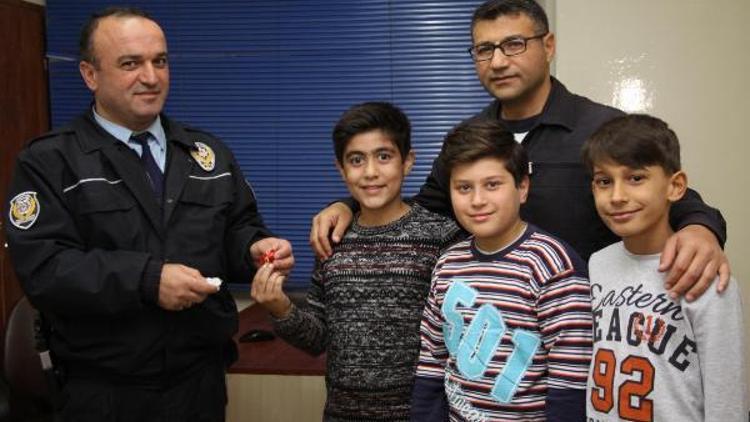 Çocuklar, yolda buldukları altın küpeleri polise teslim etti