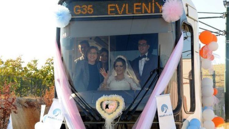 Vatman çiftin düğün aracı tramvay oldu