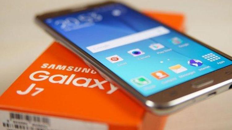 Samsung Galaxy J7lere dev Android güncellemesi