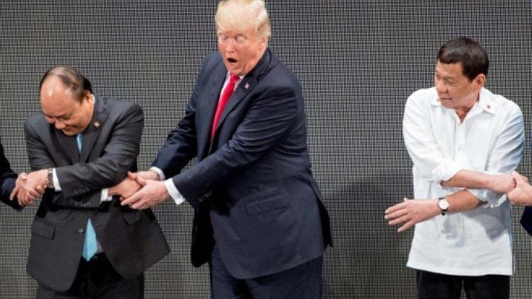 Trump el sıkışma töreninde şoke oldu