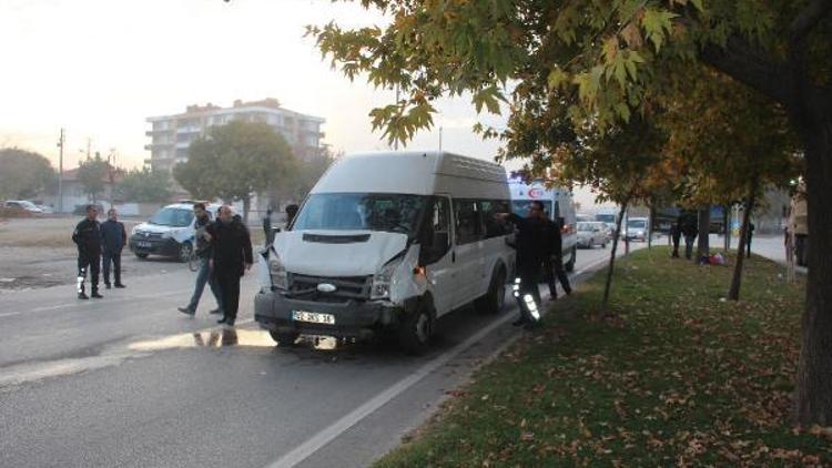 Konyada 2 işçi servisi çarpıştı: 8 yaralı