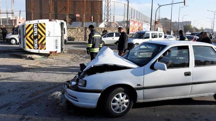 Okul servis minibüsü ile otomobil çarpıştı: 1 yaralı