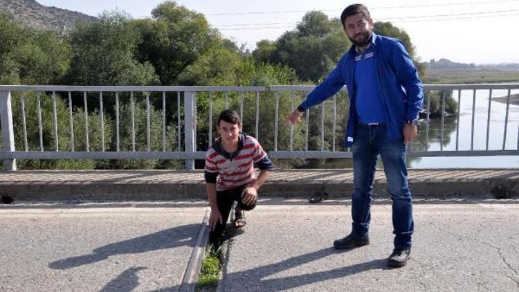 58 yıllık köprüdeki ayrılmalar köylüyü korkutuyor