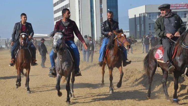 Nazillide Rahvan At Yarışları heyecanı yaşandı