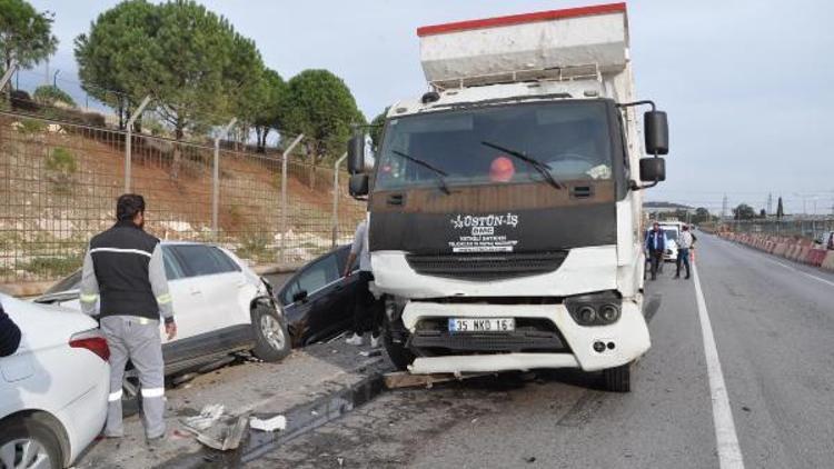 Kontrolden çıkan kamyon park halindeki 7 otomobile çarptı