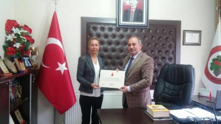 Kan Merkezinden Belediye Başkanı Yavuz’a teşekkür plaketi verildi