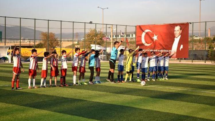 Minik sporcular Atatürk için sahaya çıktı