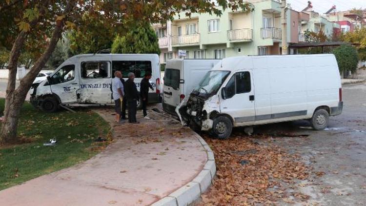 Diyaliz hastalarını taşıyan minibüs kaza yaptı; 1 ölü, 6 yaralı