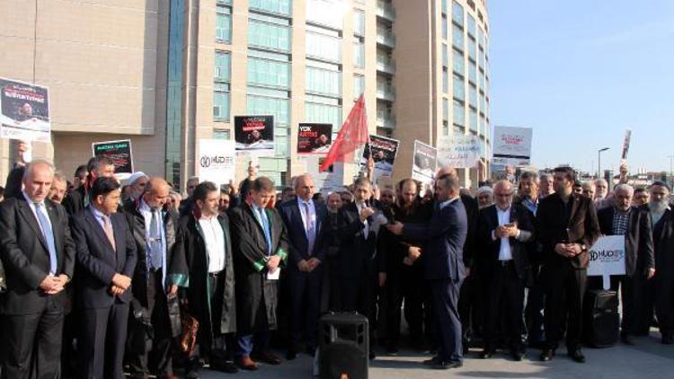 Saadet Partililer Yamanın tutukluluğunun devam etmesini adliye önünde protesto etti